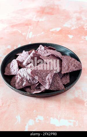 Chip di tortilla di mais blu - FOODPIX Foto Stock