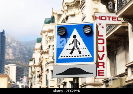 Monte-Carlo, Monaco - 16 giugno 2019: Segnale stradale francese: Attenzione c'è UN passaggio pedonale a Monte-carlo, Monaco, Francia, Europa Foto Stock