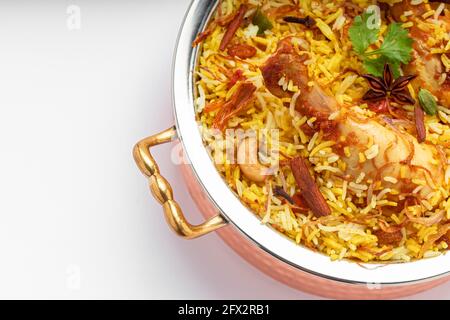 Pollo biryani , kerala stile pollo dhum biriyani fatto con riso jeera e spezie disposti in una ciotola di ottone con fondo bianco, isolare Foto Stock