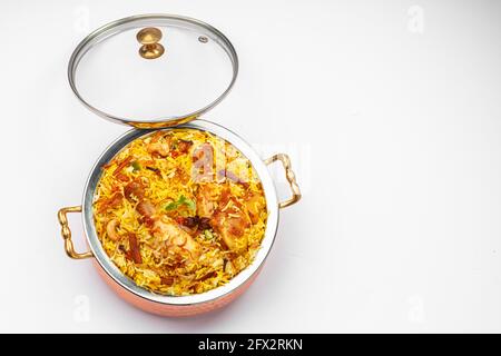 Pollo biryani , kerala stile pollo dhum biriyani fatto con riso jeera e spezie disposti in una ciotola di ottone con fondo bianco, isolare Foto Stock