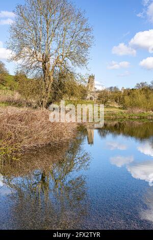 Le rovine della chiesa di St Martins si sono riflesse in un laghetto di mulino abbandonato a Wharram Percy deserted Medieval Village sul Yorkshire Wolds, North Yorkshire, Foto Stock