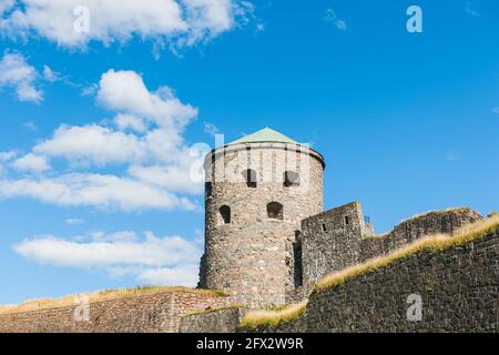 Vecchia torre fortezza contro il cielo blu Foto Stock