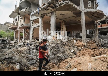 Gaza, la striscia di Gaza, la Palestina. 21 Maggio 2021. Case distrutte nella striscia di Gaza. Credit: Mahmoud Khattab/Quds Net News/ZUMA Wire/Alamy Live News Foto Stock