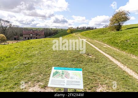 Wharram Percy deserted Medieval Village sul Yorkshire Wolds, North Yorkshire, Inghilterra UK - le abitazioni abbandonate erano sulla collina fino alla risata Foto Stock