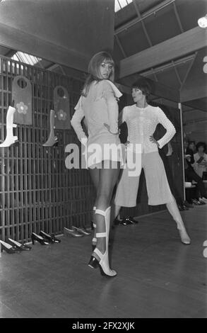 Mary Quant mostra i suoi stivali estivi alla fiera delle calzature di Utrecht modello Gladiator, 24 marzo 1969, fiere delle calzature, Paesi Bassi, foto agenzia stampa del xx secolo, notizie da ricordare, documentario, fotografia storica 1945-1990, storie visive, Storia umana del XX secolo, che cattura momenti nel tempo Foto Stock