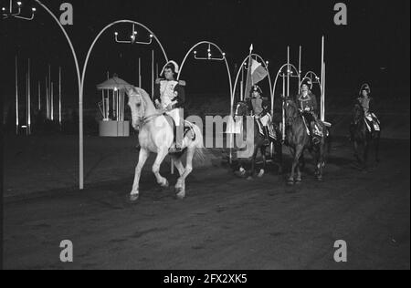 Esecuzione di massa Giardino d'Europa di Carel Briels [nel Goffertstadion di Nijmegen, in occasione di 150 anni di esistenza del Regno dei Paesi Bassi], imperatore Napoleone con alcuni seguaci sconfitti a Waterloo, 27 agosto 1963, eventi, commemorazioni, spettacoli, I Paesi Bassi, foto agenzia stampa del XX secolo, notizie da ricordare, documentario, fotografia storica 1945-1990, storie visive, Storia umana del XX secolo, che cattura momenti nel tempo Foto Stock