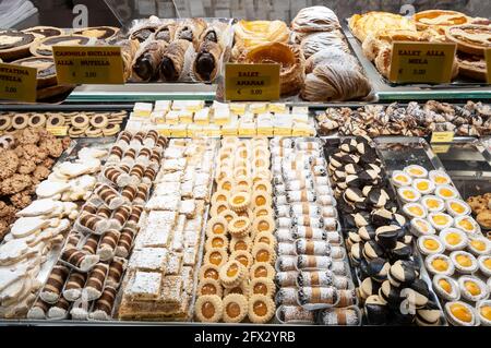 Una selezione di pasticcini italiani fatti in casa in mostra al Panificio a Simione, all'estremità meridionale del Lago di Garda In provincia di Brescia in Foto Stock