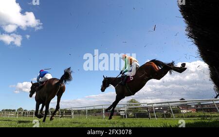 Loch Garman Aris guidato dal fantino Tom Scudamore (a destra) liberare una recinzione sulla loro strada per vincere il Tallarn Green handicap Chase a Bangor-on-Dee Racecourse. Data immagine: Martedì 25 maggio 2021. Foto Stock