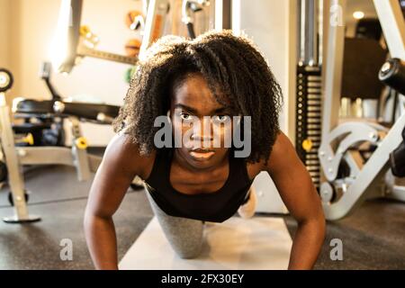 Ritratto Modello Fitness Con Asciugamano Posa Palestra Primo Piano Donna -  Foto Stock: Foto, Immagini © nelka7812 283496656