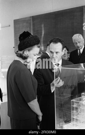 La principessa Irene ha visitato Thomas a Kempis Lyceum a Zwolle. La principessa, 21 ottobre 1963, LYCEA, visite, principesse, I Paesi Bassi, foto agenzia stampa del XX secolo, notizie da ricordare, documentario, fotografia storica 1945-1990, storie visive, Storia umana del XX secolo, che cattura momenti nel tempo Foto Stock