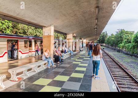 TBILISI, GEORGIA - 15 LUGLIO 2017: Vista di una piattaforma della metropolitana di Tbilisi, Georgia Foto Stock