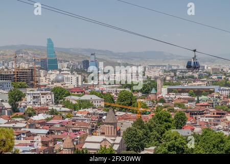 Funivia sopra la città vecchia di Tbilisi, Georgia Foto Stock