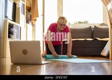 Senior donna esercizio a casa Foto Stock