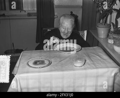 Sig.ra N. voor Velzen, a Dordrecht, 21 gennaio 105 anni, giubileo del 16 gennaio 1956, Paesi Bassi, foto agenzia stampa del xx secolo, notizie da ricordare, documentario, fotografia storica 1945-1990, storie visive, Storia umana del XX secolo, che cattura momenti nel tempo Foto Stock