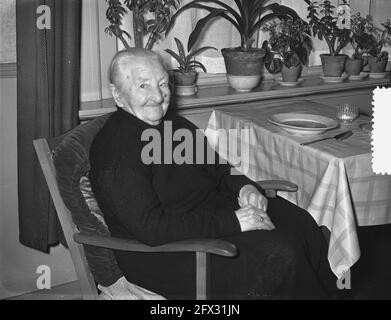 Sig.ra N. voor Velzen a Dordrecht 21 gennaio 105 anni, 16 gennaio 1956, anniversari, I Paesi Bassi, foto agenzia stampa del XX secolo, notizie da ricordare, documentario, fotografia storica 1945-1990, storie visive, Storia umana del XX secolo, che cattura momenti nel tempo Foto Stock