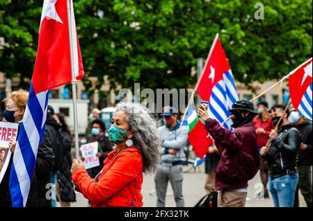 L'Aia, Paesi Bassi. 25 maggio 2021. Un gruppo di Papuani ha visto tenere grandi bandiere dal Papua occidentale durante la manifestazione. Credit: SOPA Images Limited/Alamy Live News Foto Stock