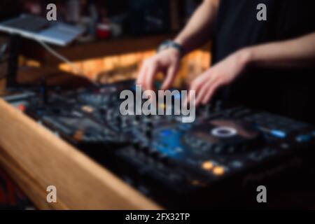 Le mani astratte del DJ Blur sul telecomando. DJ controllare e spostare i mixer in musica remote.Night club, il concetto di vita notturna. Foto Stock