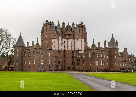 Glamis, Scozia, Regno Unito - 04 febbraio 2016: Veduta del Castello di Glamis , situato accanto al villaggio di Glamis in Angus. È la sede della contessa di Str Foto Stock