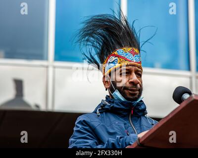 L'Aia, Paesi Bassi. 25 maggio 2021. Un uomo papuano che indossa un cappello tradizionale visto fare discorsi durante la dimostrazione. Credit: SOPA Images Limited/Alamy Live News Foto Stock