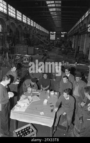 I lavoratori del metallo occupano la fabbrica in Belgio, mangiando e bevendo nella fabbrica, 1 giugno 1967, lavoratori, occupazioni, Fabbriche, Paesi Bassi, foto agenzia stampa del XX secolo, notizie da ricordare, documentario, fotografia storica 1945-1990, storie visive, Storia umana del XX secolo, che cattura momenti nel tempo Foto Stock
