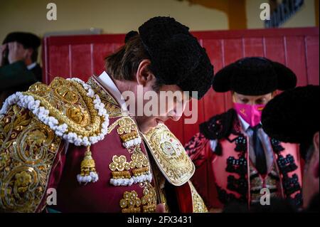 Tudela, Spagna. 23 maggio 2021. Daniel de la Fuente si prepara durante la corrida alla Plaza de Toros Tudela (Plaza de Toros de Tudela) a Tudela. Sei tori dell'allevamento di bestiame 'El Canario' di Salamanca, in Spagna, hanno partecipato alle corride di oggi, 23 maggio, dai giovani corrieri Daniel de la Fuente, Daniel Barbero e Diego Garcìa nell'arena di Tudela, Navarra, in Spagna. Il rispetto della capacità in ogni momento con le misure del Covid 19. Credit: SOPA Images Limited/Alamy Live News Foto Stock