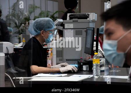 Bangkok, Thailandia. 25 Maggio 2021. Un operatore sanitario controlla le informazioni dei membri dell'equipaggio e dei dipendenti delle compagnie aeree commerciali del centro commerciale Siam Paragon a Bangkok. Credit: SOPA Images Limited/Alamy Live News Foto Stock
