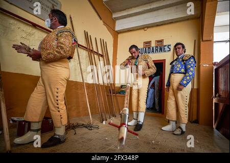 Tudela, Spagna. 23 maggio 2021. Un picador prepara la pica durante la corrida alla Plaza de Toros Tudela (Plaza de Toros de Tudela) a Tudela. Sei tori dell'allevamento di bestiame 'El Canario' di Salamanca, in Spagna, hanno partecipato alle corride di oggi, 23 maggio, dai giovani corrieri Daniel de la Fuente, Daniel Barbero e Diego Garcìa nell'arena di Tudela, Navarra, in Spagna. Il rispetto della capacità in ogni momento con le misure del Covid 19. Credit: SOPA Images Limited/Alamy Live News Foto Stock