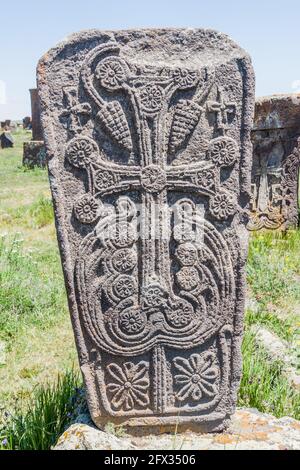NORATUS, ARMENIA - 10 LUGLIO 2017: pietra crosse conosciuto come khachkar vicino al villaggio di Noratus, Armenia Foto Stock