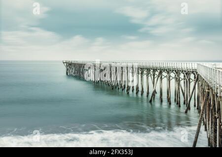 Molo di San Simeon sulla William Randolph Hearst Memorial Beach, California Foto Stock