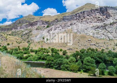 Grotta monastero Vardzia scolpito in una scogliera, Georgia Foto Stock