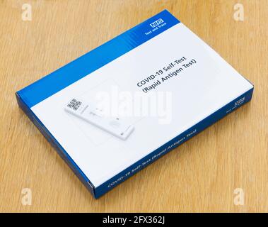Kit per test automatico NHS Test e Trace Covid-19, per test a domicilio. REGNO UNITO Foto Stock