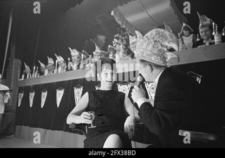 Mies Bouwman, membro onorario della società di carnevale De Knoerissen a Uden (NB), Mies mentre risponde alle domande, 17 gennaio 1967, Associazioni di Carnevale, Paesi Bassi, foto agenzia stampa del xx secolo, notizie da ricordare, documentario, fotografia storica 1945-1990, storie visive, Storia umana del XX secolo, che cattura momenti nel tempo Foto Stock