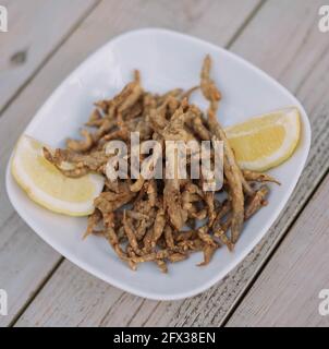 Razione di acciughe, tipico pesce fritto spagnolo. Foto Stock