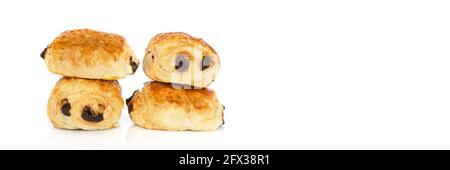 Pains au chocolat (prodotti da forno francesi al cioccolato) isolato su sfondo bianco panoramico Foto Stock