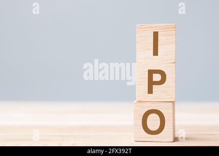 IPO (Initial Public Offering) parola con blocco cubo di legno, azioni di una società privata al pubblico in una nuova emissione di titoli. Stock, Fund, Investo Foto Stock