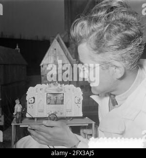 La città in miniatura di Madurodam apre il 7 aprile. Het Pierement con il pittore Jacques H. Vrolijk, 22 marzo 1954, miniature, parchi di ricreazione, Pittori, Paesi Bassi, foto agenzia stampa del XX secolo, notizie da ricordare, documentario, fotografia storica 1945-1990, storie visive, Storia umana del XX secolo, che cattura momenti nel tempo Foto Stock