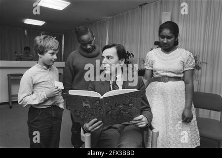 Il Ministro Brinkman all'Aia riceve la prima copia del libro di fiaba Anansi; il Ministro Brinkman con J. Westerbeek (NL), Nathalie Schof (Antille) e Oeska Bodho, 16 aprile 1984, libri, ministri, Ricevute, Paesi Bassi, foto agenzia stampa del XX secolo, notizie da ricordare, documentario, fotografia storica 1945-1990, storie visive, Storia umana del XX secolo, che cattura momenti nel tempo Foto Stock