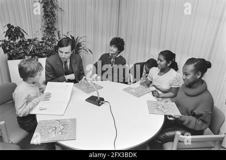 Il Ministro Brinkman riceve la prima copia del libro di fiaba Anansi ( l'Aia ); il Ministro Brinkman (intorno al tavolo), 16 aprile 1984, libri, ministri, Ricevimenti, Paesi Bassi, foto agenzia stampa del XX secolo, notizie da ricordare, documentario, fotografia storica 1945-1990, storie visive, Storia umana del XX secolo, che cattura momenti nel tempo Foto Stock