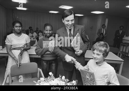 Il Ministro Brinkman riceve la prima copia del libro di fiaba Anansi ( l'Aia ); il Ministro Brinkman riceve il libro di fiaba, 16 aprile 1984, libri, ministri, Ricevute, Paesi Bassi, foto agenzia stampa del XX secolo, notizie da ricordare, documentario, fotografia storica 1945-1990, storie visive, Storia umana del XX secolo, che cattura momenti nel tempo Foto Stock