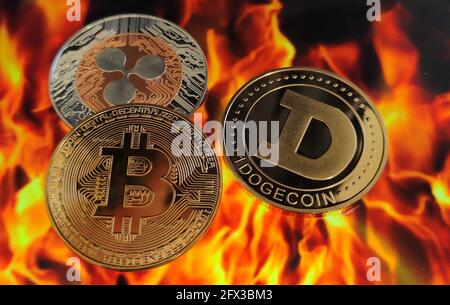 Crypto monete (Bitcoin, Dogecoin, Ripple) su un fuoco di fondo Foto Stock