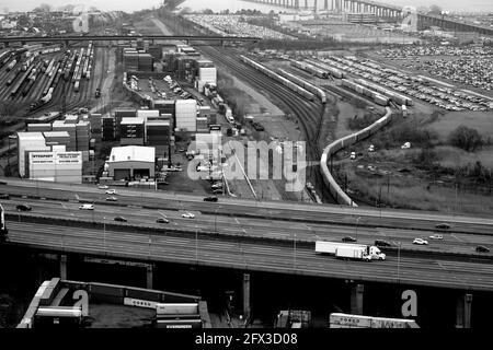 Vista di Port Newark, treni merci, Pulaski Skyway, Interstate 95 come visto durante il volo in Newark Liberty International Airport, Newark, New Jersey, giovedì 9 maggio, 2019. Foto di Jennifer Graylock-Graylock.com 917-519-7666 Foto Stock