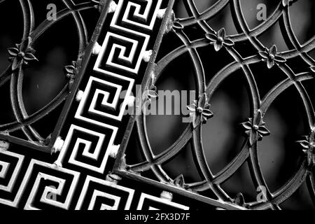 Dettagli delle griglie di ferro deco periodo a New York City, Giovedi, 9 maggio 2019. Foto di Jennifer Graylock-Graylock.com 917-519-7666 Foto Stock