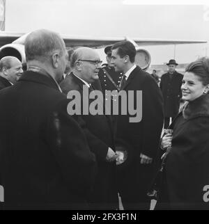 Il Ministro Spaak è arrivato a Schiphol sabato in occasione dell'attacco di gotta a casa, 7 febbraio 1964, ministri, Paesi Bassi, foto agenzia stampa del xx secolo, notizie da ricordare, documentario, fotografia storica 1945-1990, storie visive, Storia umana del XX secolo, che cattura momenti nel tempo Foto Stock