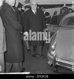 Il Ministro Spaak è arrivato a Schiphol sabato in occasione di un attacco di gotta a casa, 7 febbraio 1964, ministri, Paesi Bassi, foto dell'agenzia stampa del XX secolo, notizie da ricordare, documentario, fotografia storica 1945-1990, storie visive, Storia umana del XX secolo, che cattura momenti nel tempo Foto Stock