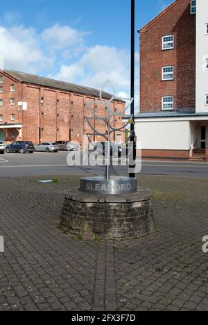 Scultura in foglia e insegna Sleaford fuori dalla stazione ferroviaria Foto Stock