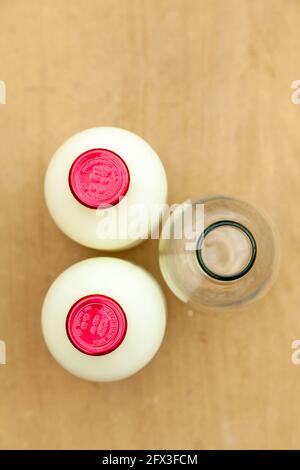 Bottiglie di latte in vetro viste dall'alto Foto Stock