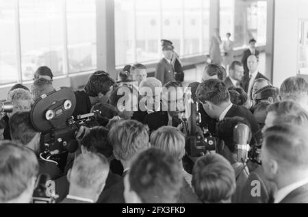 Ministro degli esteri israeliano Abba Eban (capo) brevemente all'aeroporto di Schiphol, 6 giugno 1967, ministri, Paesi Bassi, foto agenzia stampa del xx secolo, notizie da ricordare, documentario, fotografia storica 1945-1990, storie visive, Storia umana del XX secolo, che cattura momenti nel tempo Foto Stock