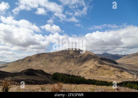 Guardando verso la collina Beinn Dearg e in lontananza ben Vorlich vicino a St Fillans, Perthshire, Scozia Foto Stock