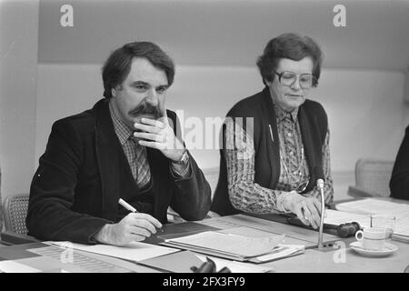 Il Ministro Van der Louw (PvdA) e la Presidente Cornelissen (CDA), 28 ottobre 1981, riunioni di commissione, ritratti, I Paesi Bassi, foto agenzia stampa del XX secolo, notizie da ricordare, documentario, fotografia storica 1945-1990, storie visive, Storia umana del XX secolo, che cattura momenti nel tempo Foto Stock