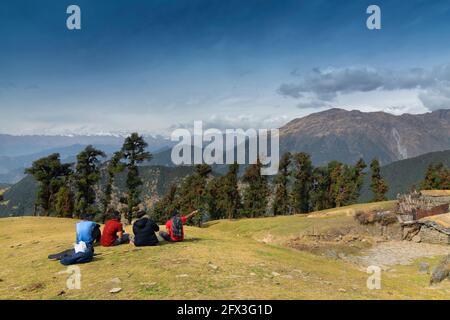 Tonganath, Uttarakhand, India - 1 novembre 2018 : escursionisti che godono di vista di Bugyals, terre alpine, o prati, in alta quota gamma di Himalaya Foto Stock